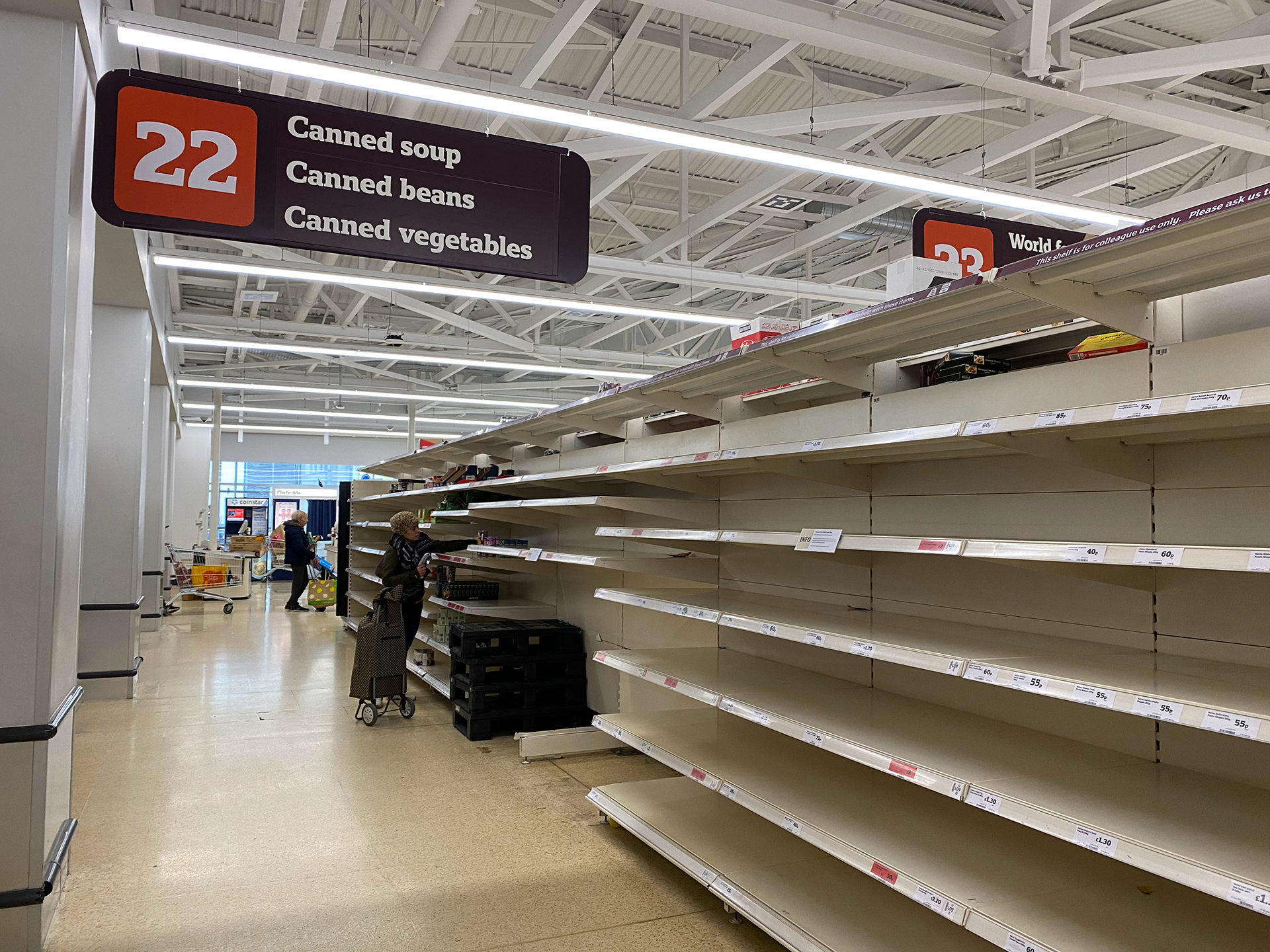 Shortage of goods in big supermarkets in US, UK & Asia